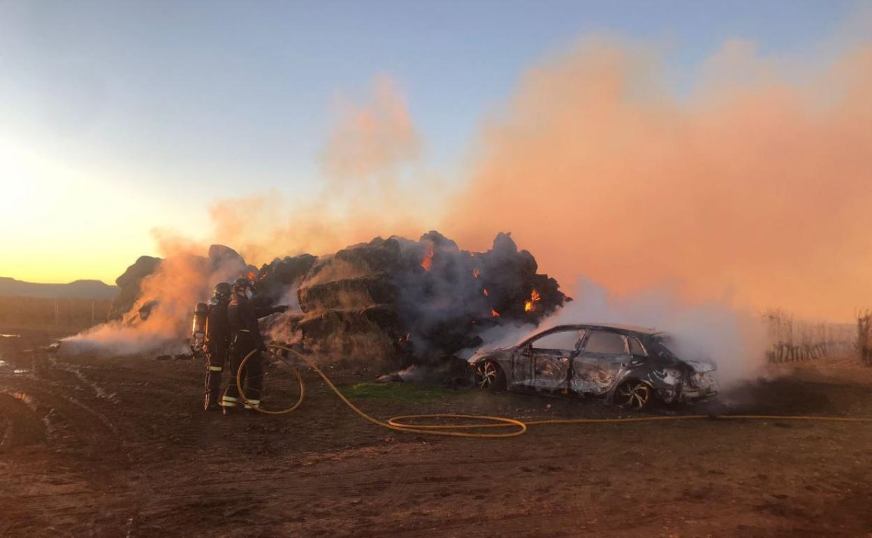 Los bomberos apagan el incendio en Cubillas de Santa Marta.