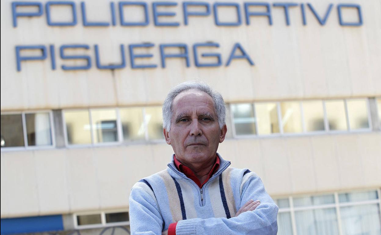 José Luis Alonso Pestaña posa delante del polideportivo Pisuerga que se inauguró el 10 de octubre de 1985. 