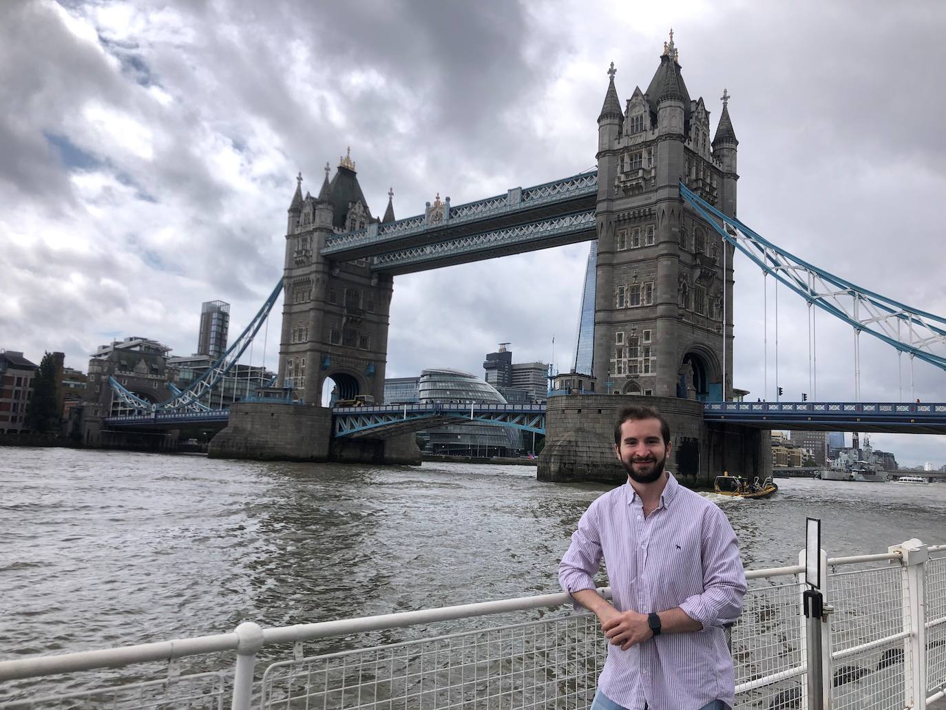 Alberto Gimeno posa ante el Puente de Londres.