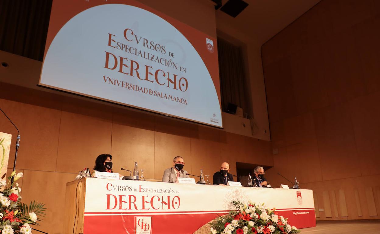 Durante la inauguración de los Cursos de Especialización en Derecho. 