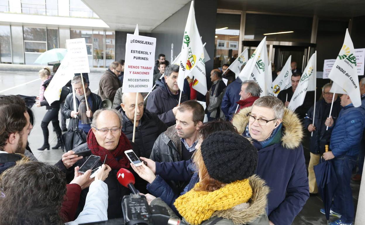 Agricultores y ganaderos durante una concentración. 