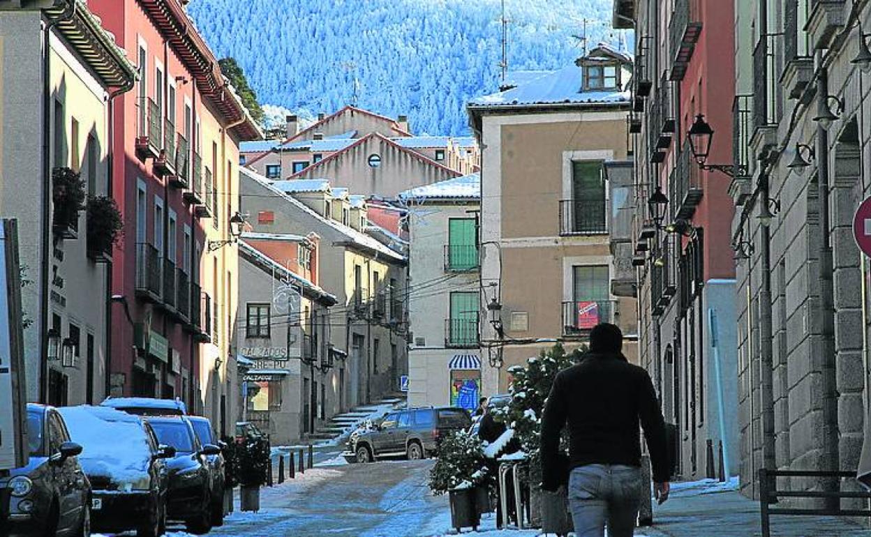 Una calle del municipio granjeño con la sierra nevada al fondo. 