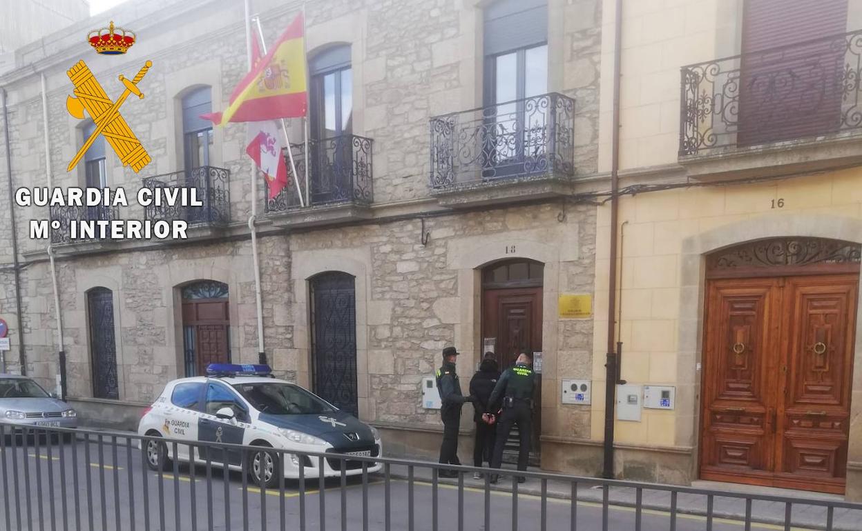 Uno de los detenidos es introdcucido en el cuartel.