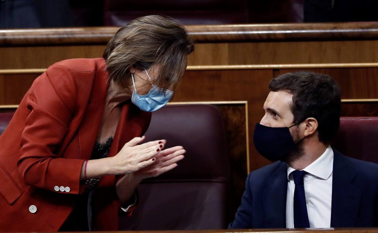 El líder del PP, Pablo Casado, aplaudido por la portavoz, Cuca Gamarra.