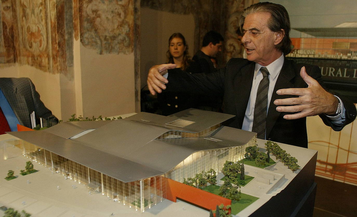 El arquitecto presenta el proyecto del Centro Cultural Miguel Delibes.