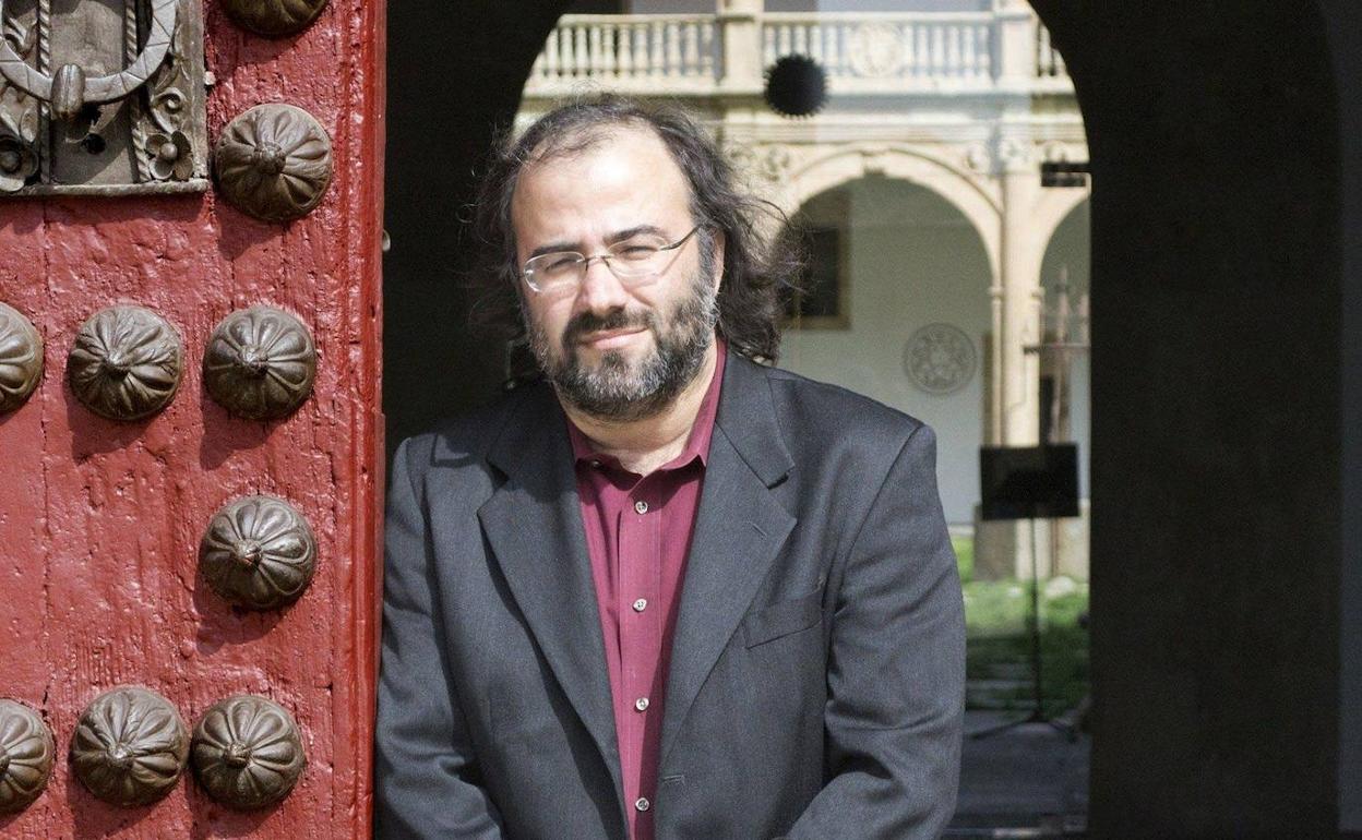 El poeta Pérez Alencart, en el palacio Arzobispo Fonseca. 