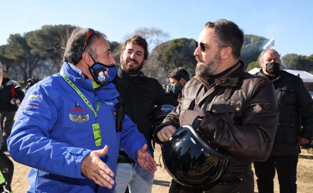 Santiago Abascal (derecha), líder de Vox, en la concentración de Pingüinos de Valladolid. En medio, Juan Manuel García-Gallardo Frings, candidato de Vox para las elecciones de Castilla y León. 