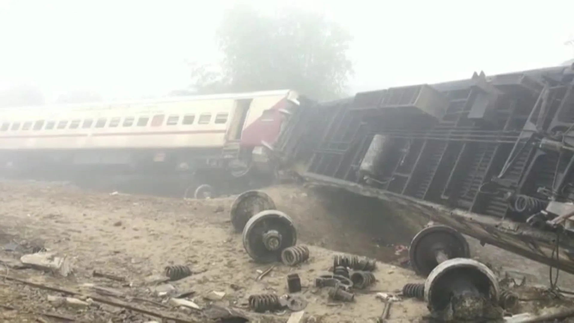 Al menos nueve muertos y 40 heridos en el descarrilamiento de un tren en la  India