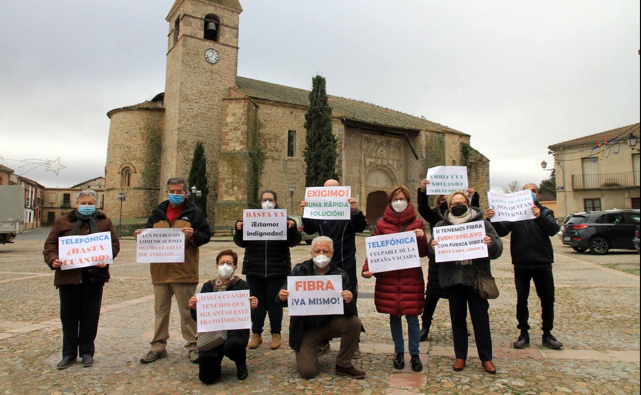 Protesta de vecinos por la falta de Internet en Fuentepelayo.