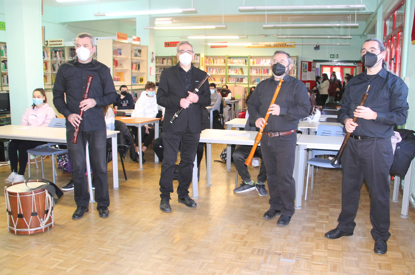 Los Ministriles de Cuéllar, ayer, en el instituto Marqués de Lozoya.