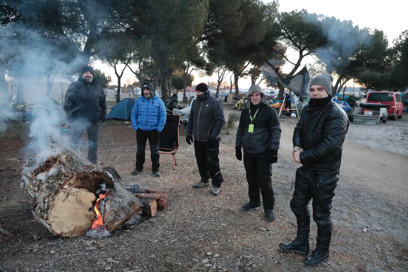 Fotos: Heladas y primeros rayos de sol en la jornada del sábado de Pingüinos (2/2)