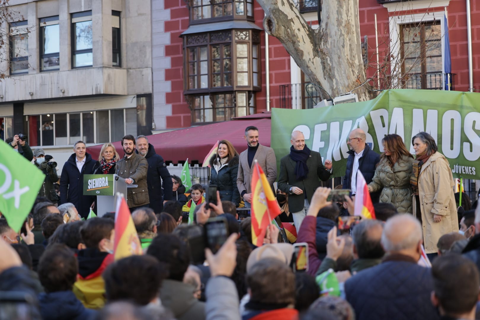 Abascal celebra un mítin en la Plaza de la Universidad de Valladolid. 