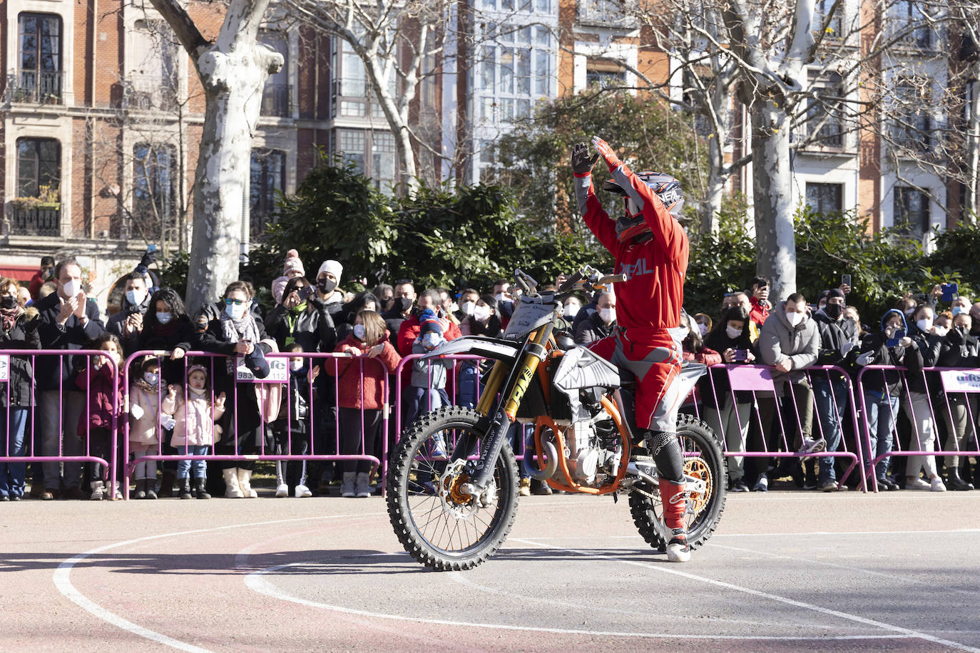 Fotos: Ambiente festivo en el desfile de banderas de Pingüinos