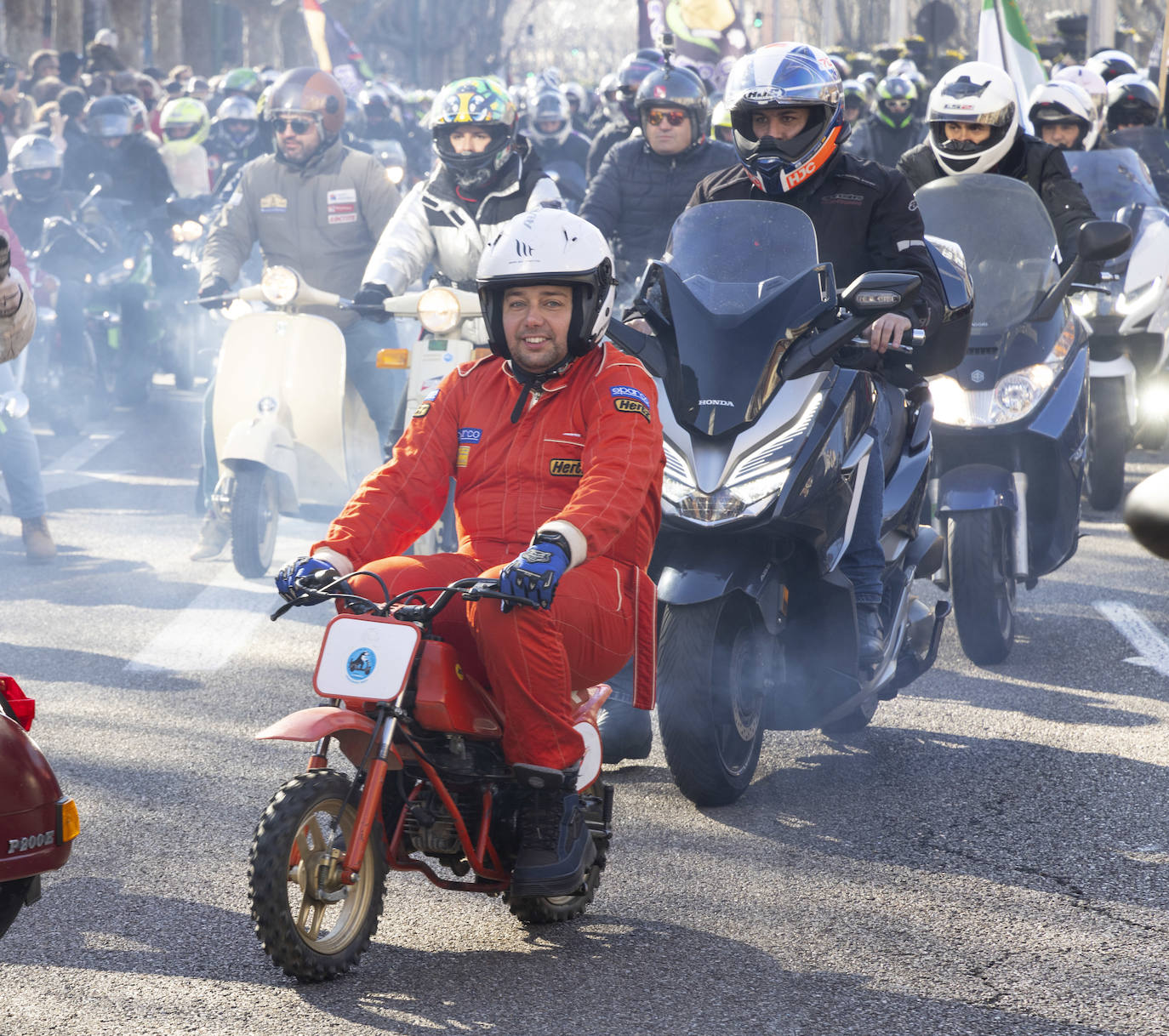 Fotos: Ambiente festivo en el desfile de banderas de Pingüinos