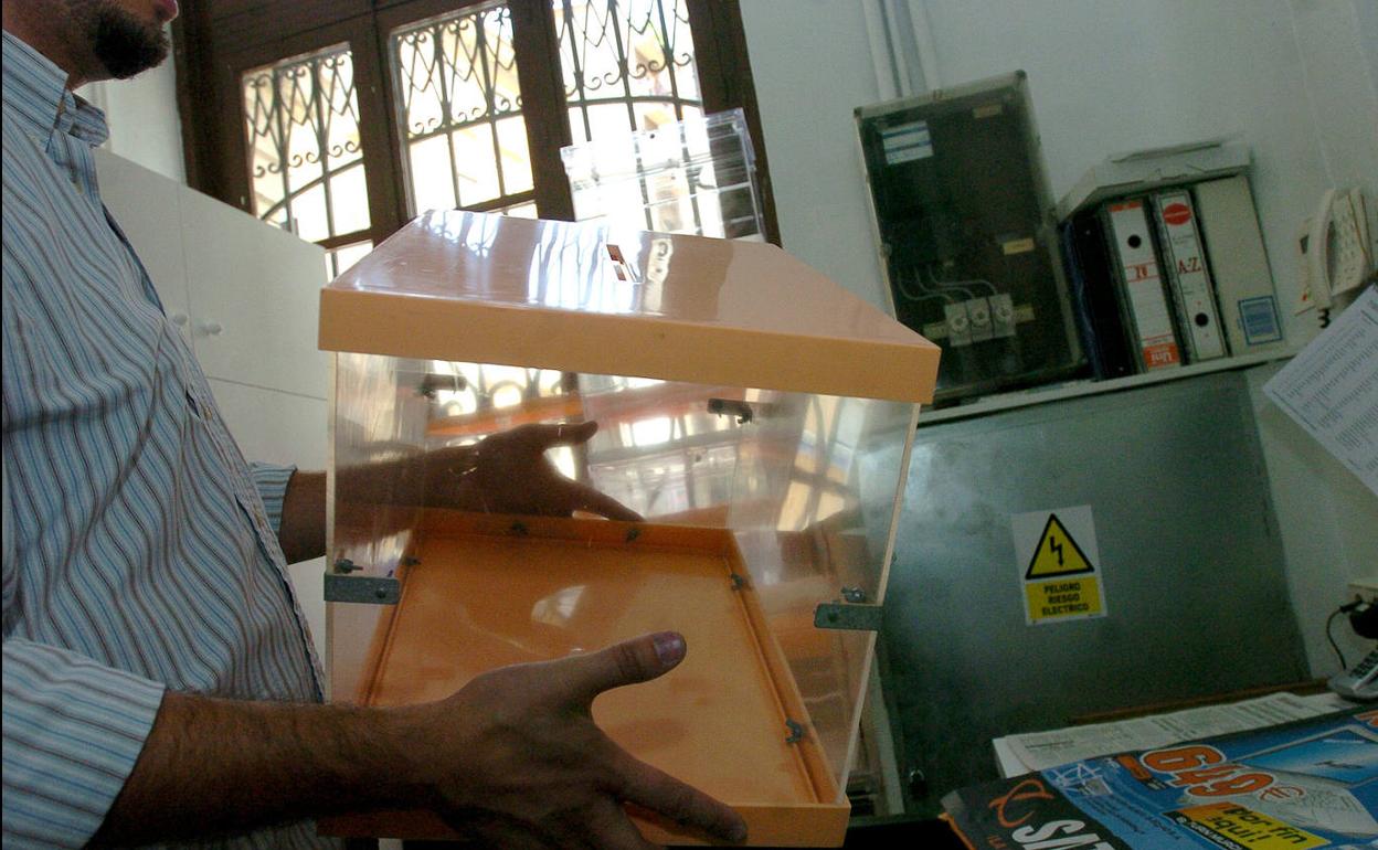 Preparativos para el montaje de la mesa en un colegio electoral.