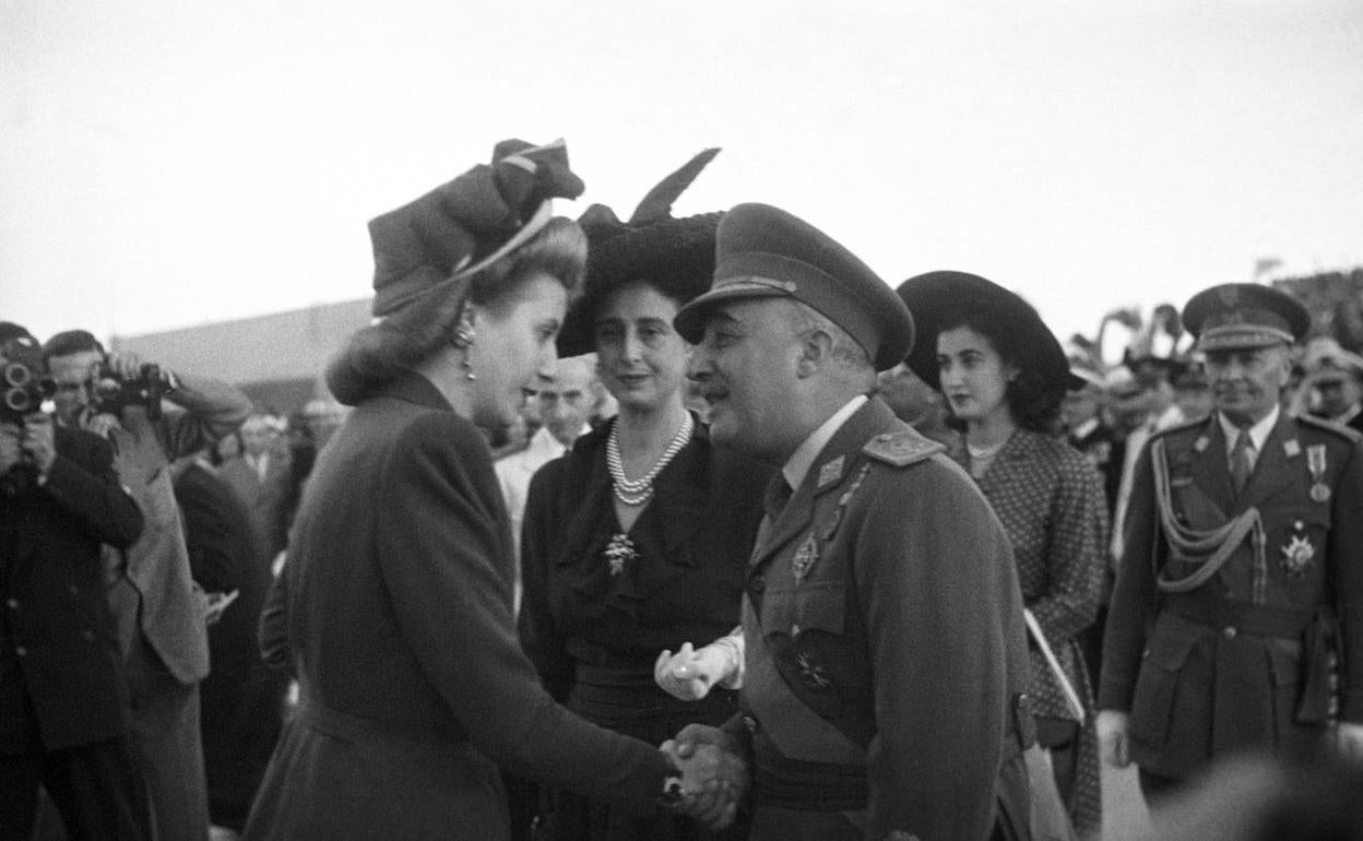 Franco recibe en España a Eva Perón en 1947, ante la mirada de circunstancias de su mujer, Carmen Polo. 