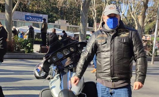 Ricardo Sanz posa con su moto de purpurina. 