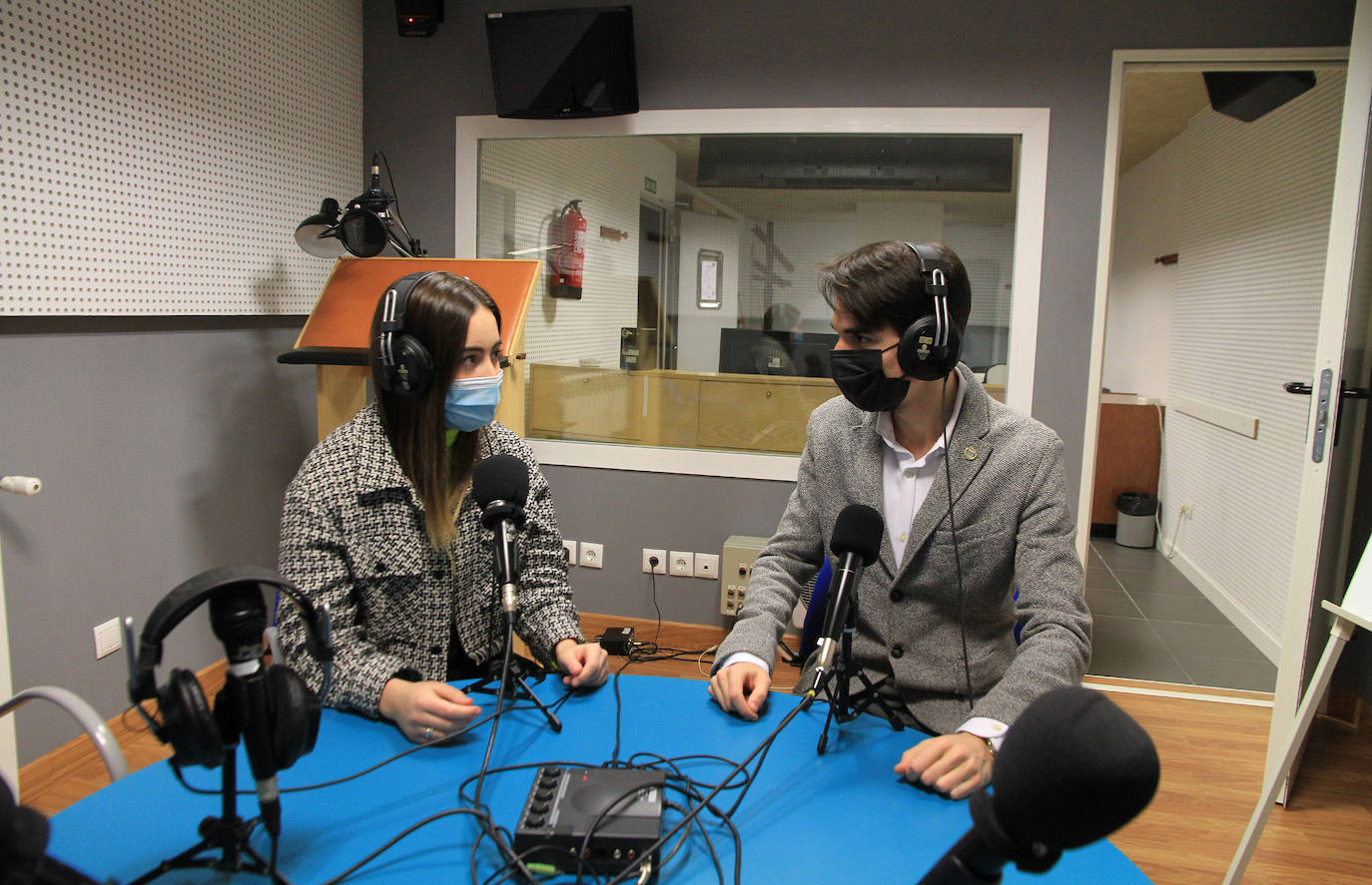 Jimena Aller y Víctor Martín Calera, en la radio del campus María Zambrano de la UVA.