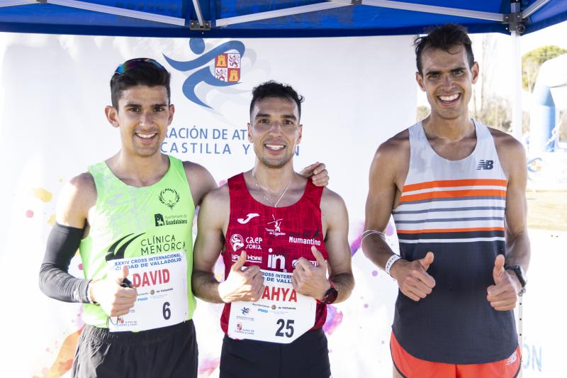 Yahya Aouina, en el centro, flanqueado por Daniel Arce (a la derecha) y David Bascuñana, segundo y tercer clasificado.