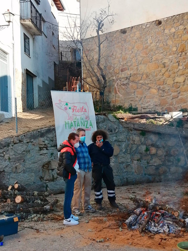 Linares de Riofrío y Las Casas del Conde celebran su tradicional matanza para disfrute de vecinos y visitantes 