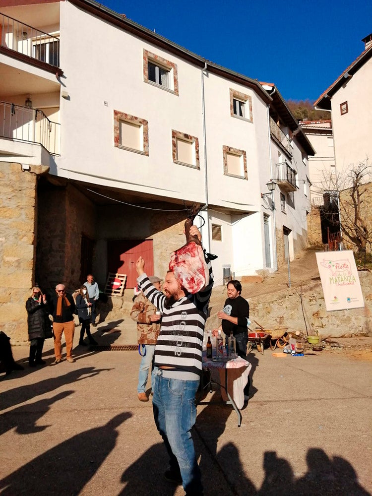 Linares de Riofrío y Las Casas del Conde celebran su tradicional matanza para disfrute de vecinos y visitantes 