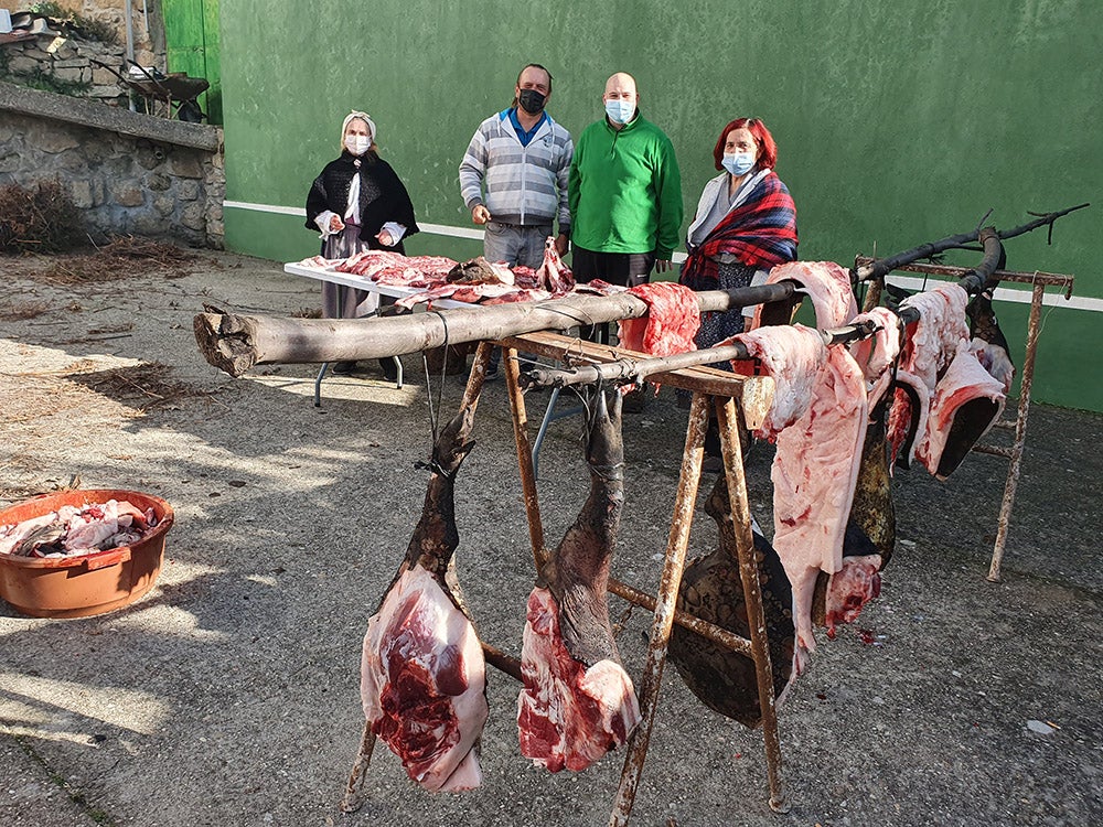 Linares de Riofrío y Las Casas del Conde celebran su tradicional matanza para disfrute de vecinos y visitantes 