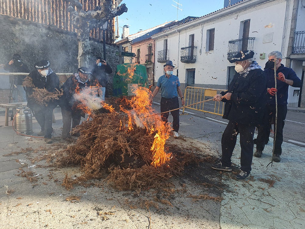 Linares de Riofrío y Las Casas del Conde celebran su tradicional matanza para disfrute de vecinos y visitantes 