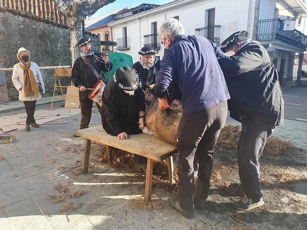 Linares de Riofrío y Las Casas del Conde celebran su tradicional matanza para disfrute de vecinos y visitantes 