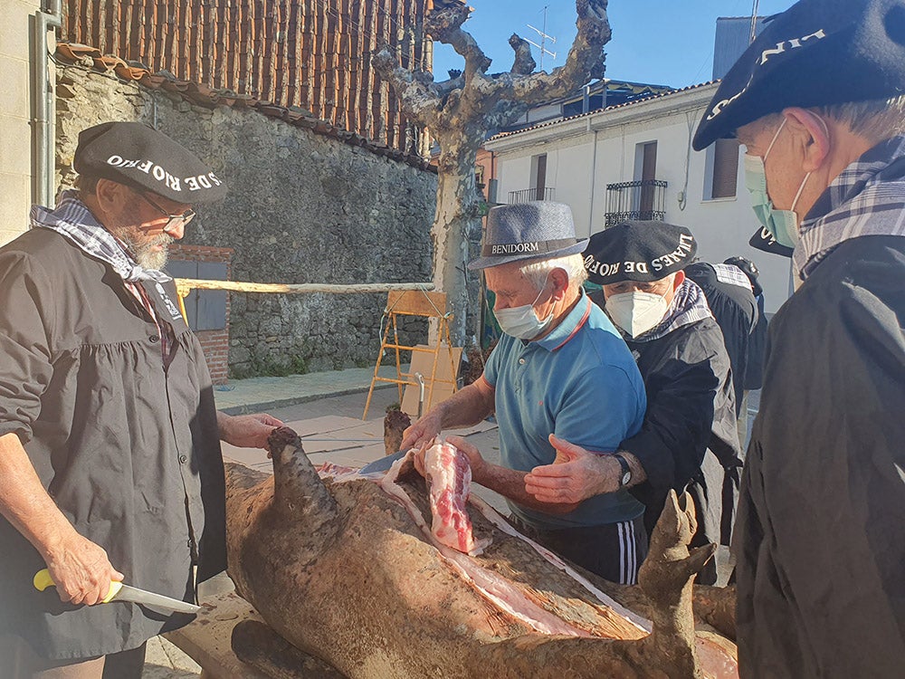 Linares de Riofrío y Las Casas del Conde celebran su tradicional matanza para disfrute de vecinos y visitantes 