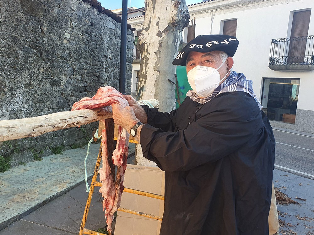 Linares de Riofrío y Las Casas del Conde celebran su tradicional matanza para disfrute de vecinos y visitantes 