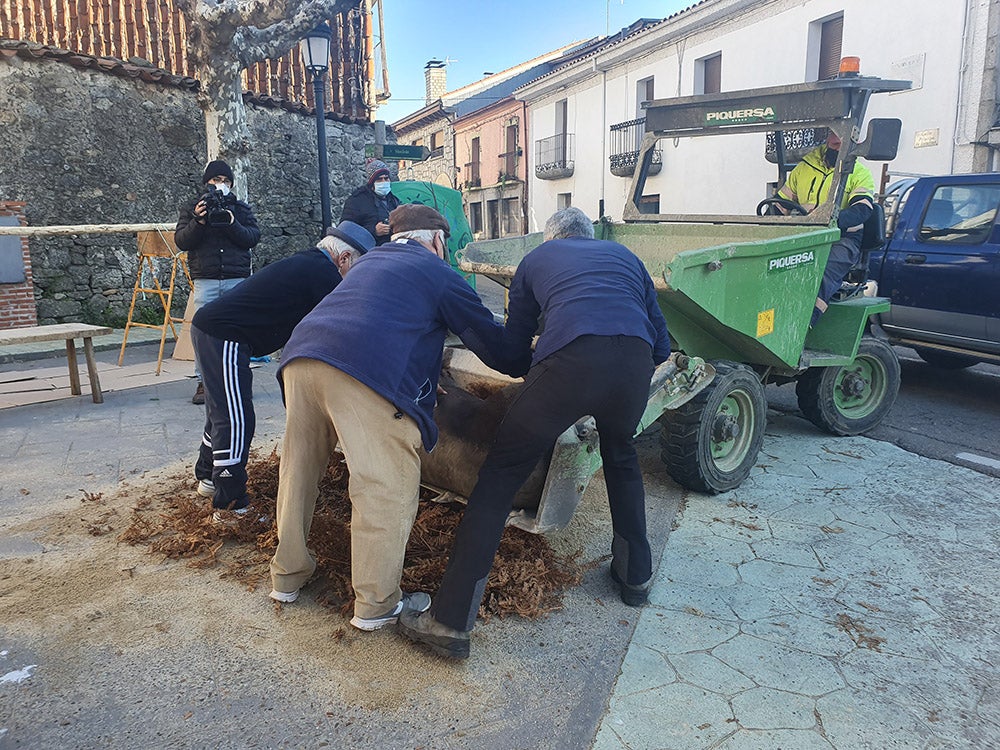 Linares de Riofrío y Las Casas del Conde celebran su tradicional matanza para disfrute de vecinos y visitantes 