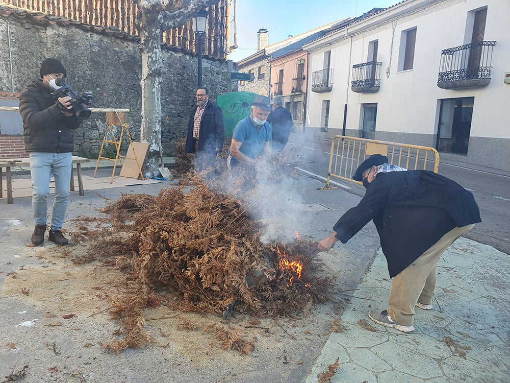 Linares de Riofrío y Las Casas del Conde celebran su tradicional matanza para disfrute de vecinos y visitantes 