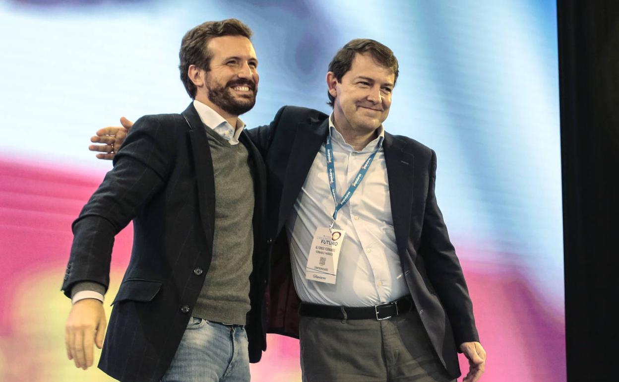 Pablo Casado y Alfonso Fernández Mañueco, en el escenario del congreso del PP de Castilla y León.