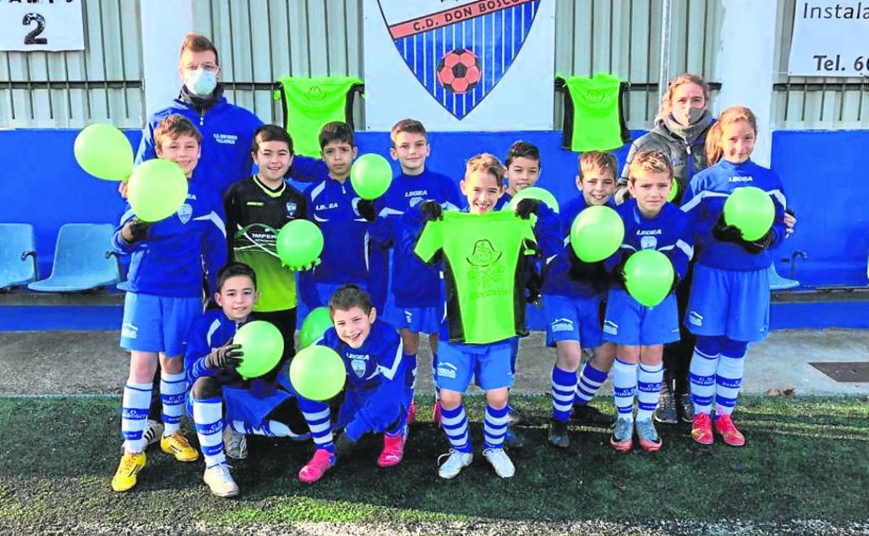 Los compañeros del Don Bosco dan la bienvenida a Duván, en el centro de la imagen. 