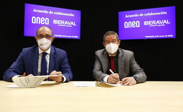 Pedro Pisonero (Iberaval) yCaros Magdaleno (ANEA), en la firma del convenio.