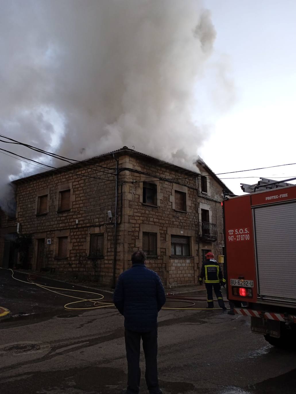 Fotos: Incendio en la localidad burgalesa de Palacios de la Sierra