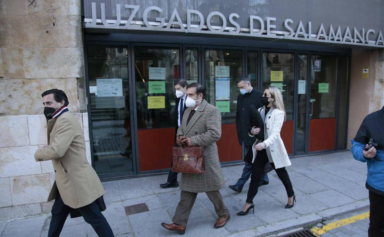 Los abogados del Partido Popular y una representante de la formación entran en los juzgados sin Javier Iglesias.