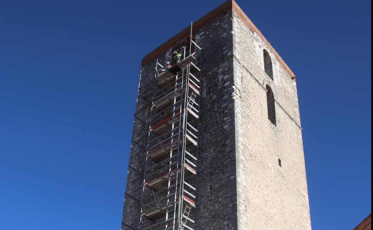 Instalación de andamios en la torre de la iglesia de San Andrés. 