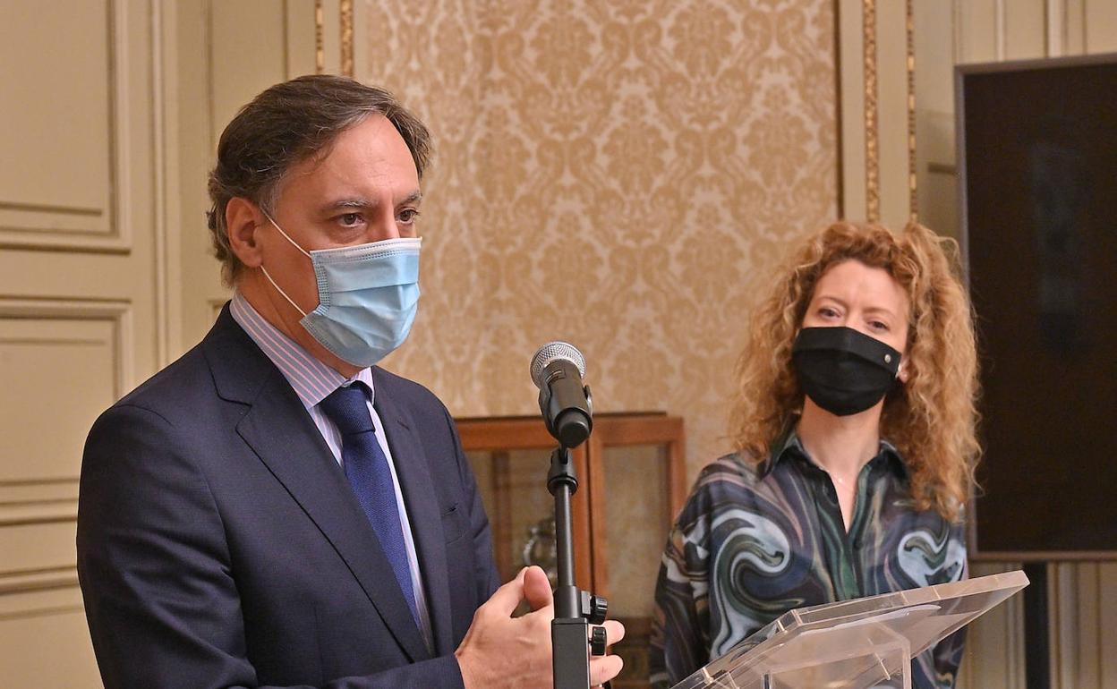 El alcalde presenta los presupuestos ante la mirada de Ana Suárez.