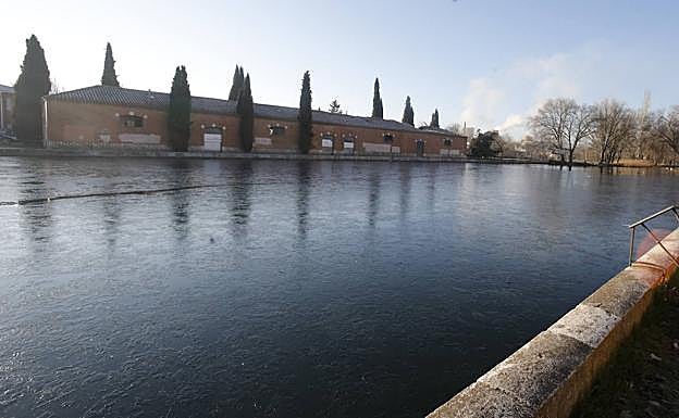 Dársena del Canal de Castilla, con el agua helada esta mañana. 