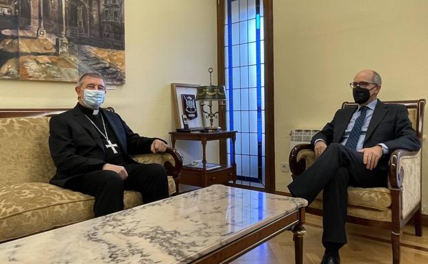 Mons. José Luis Retana, el nuevo obispo, junto a Javier Iglesias, el presidente de la Diputación de Salamanca.