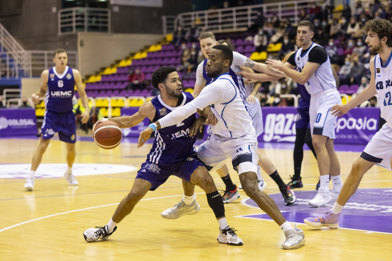 Fotos: Derrota del UEMC Real Valladolid ante el CB Prat (71-95)