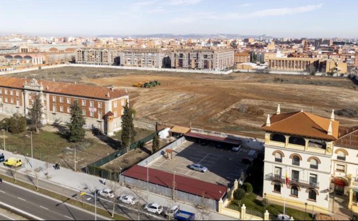 Las máquinas trabajan en el antiguo patio del cuartel General Monasterio, que solo conserva el edificio principal en Arco de Ladrillo. 