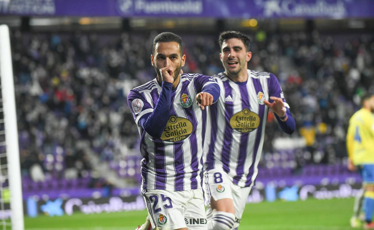 Anuar, perseguido por Kike Pérez, celebra el tanto anotado en Copa ante Las Palmas. 