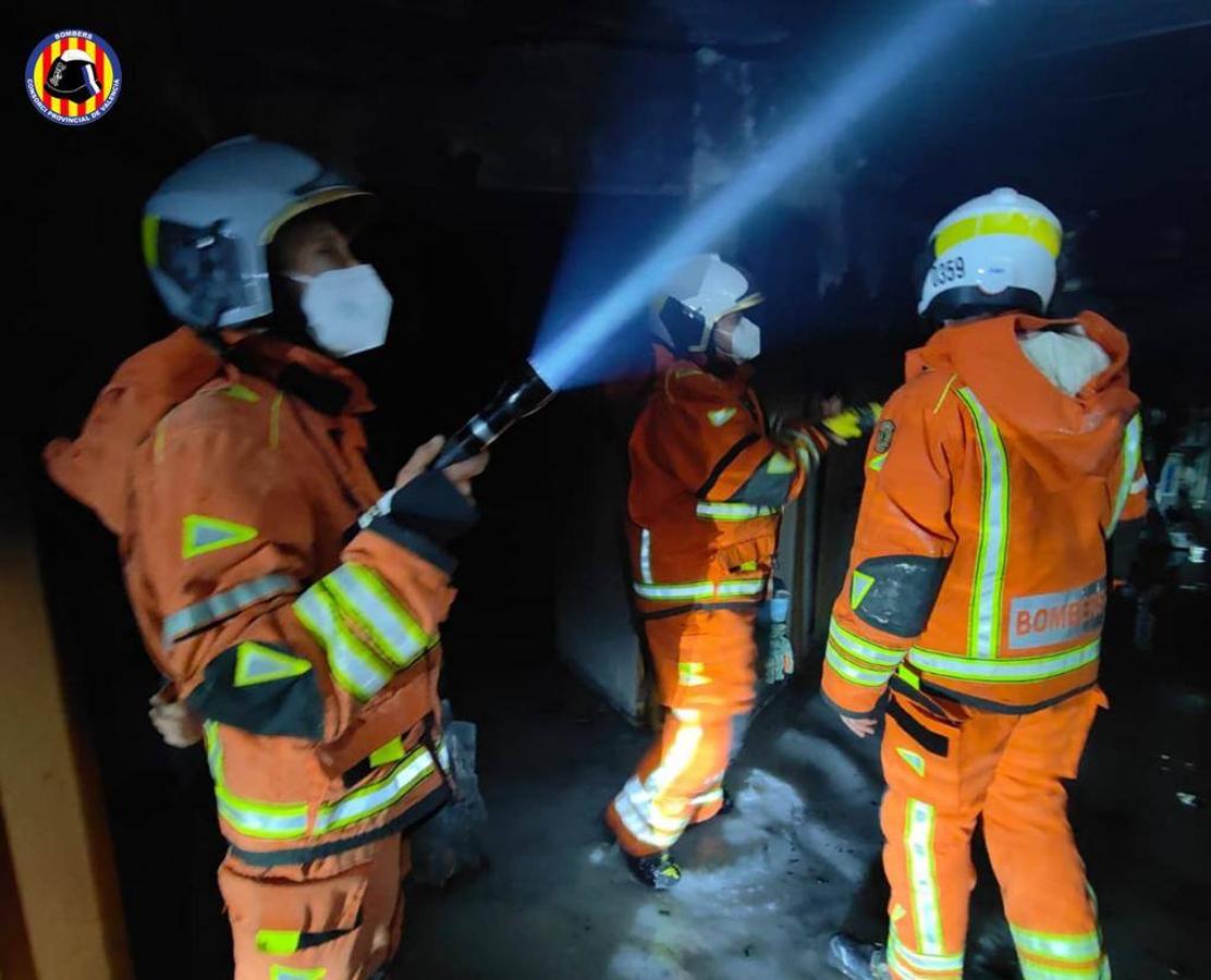 Bomberos realizando una inspección en el interior de la residencia.