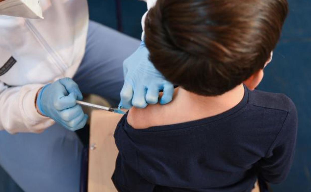 Una niña, vacunada dos veces en su colegio