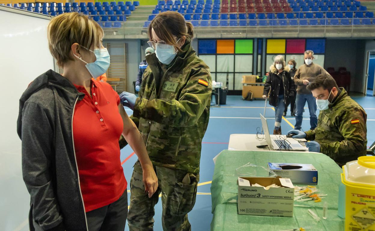 Efectivos del Ejército de Tierra, del Regimiento de Ingenieros de Salamanca en la vacunación contra el covid-19 llevada a cabo en el Pabellón Municipal de Deportes de Guijuelo.