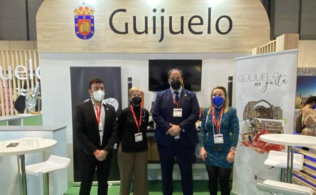 El Ayuntamiento de Guijuelo en su stand en FITUR 2022.