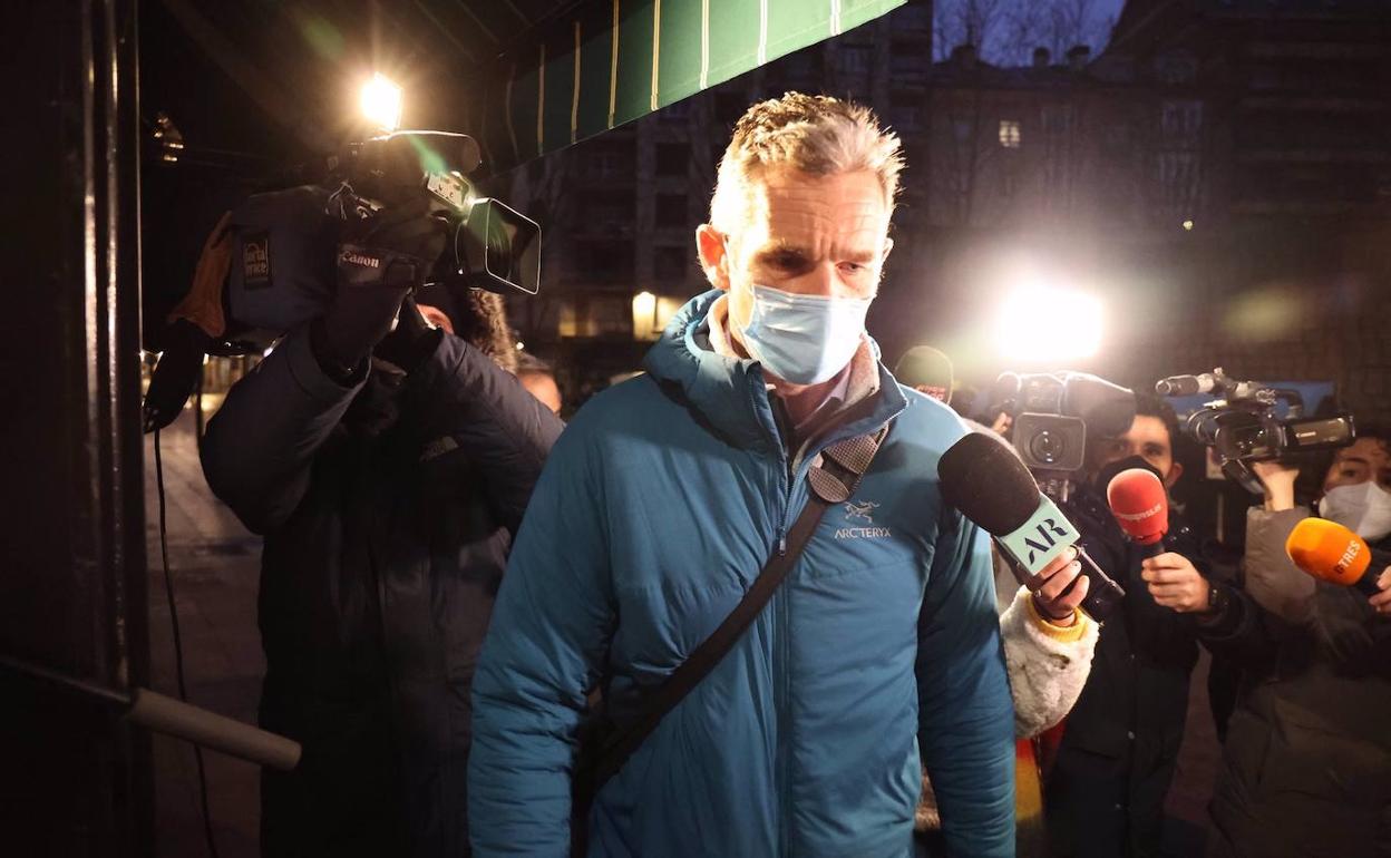 Iñaki Urdangarín rodeado de reporteros. 