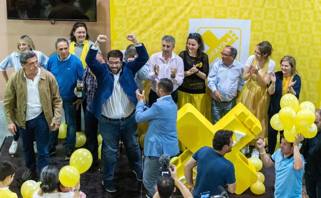 Jesús Manuel Sánchez Cabrera, brazos en alto, celebra los resultados de Por Ávila en las elecciones autonómicas y municipales de 2019. 